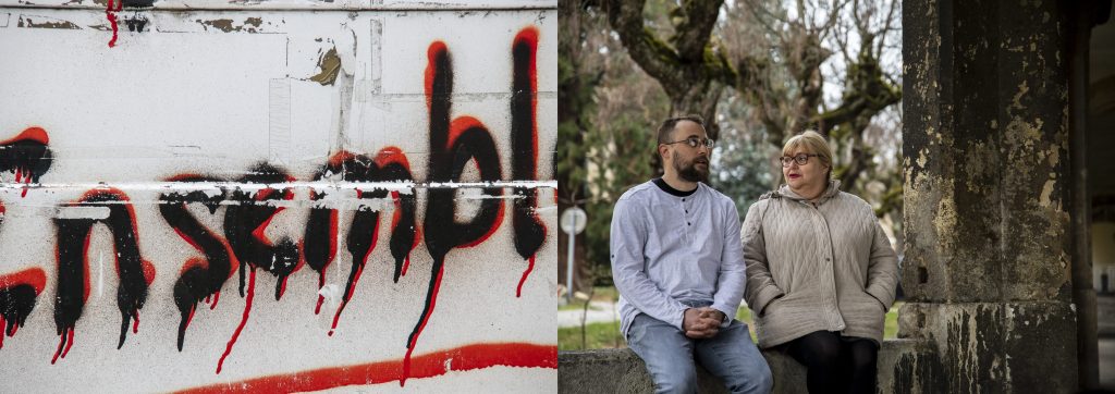 Tag "Ensemble !" juxtaposé à deux personnes assises sur un muret d'église en extérieur.