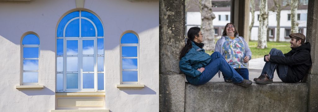 Trois anciennes fenêtres reflétant un ciel bleu juxtaposé à trois personnes riant dans un disposition similaire sur un muret d'église en extérieur